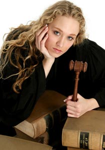 قاضية جزائرية تقوم بإرضاع طفلها خلال ممارستها لعملها صورة رقم 1