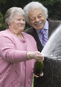 مجنون يحكي وعاقل يسمع: لن أدع المال يغير حياتي!!! صورة رقم 1