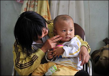 ماتت وهي تحاول حماية طفلها من الدبابير صورة رقم 1