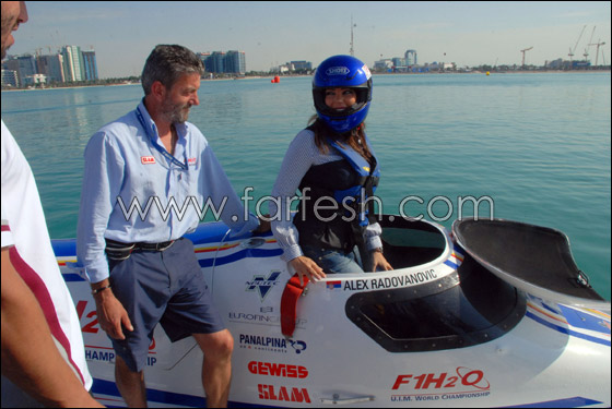 مي حريري اول فنانة عربية على متن سفينة السيدات المتجهة الى غزة!  صورة رقم 17