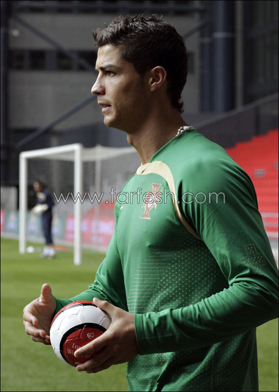 ارماني تختار رونالدو وميغان فوكس لعرض الثياب الداخلية!  صورة رقم 26