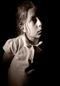 طفلة مشردة وسط الزحام تروى تجربة طلاق أبويها!! صورة رقم 1