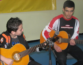 سلكوم تبادر الى يوم  فني في مركز 