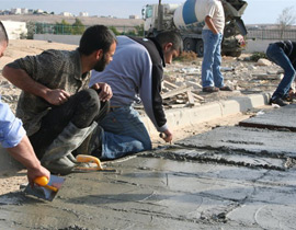 عرعرة النقب: الحركة الإسلامية تنظم معسكر عمل تطوعي لصنع قوالب تستعمل للقبور  صورة رقم 1