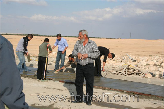 عرعرة النقب: الحركة الإسلامية تنظم معسكر عمل تطوعي لصنع قوالب تستعمل للقبور  صورة رقم 4
