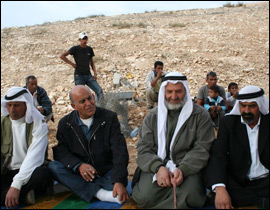 المجلس الإقليمي يبني خياما لسكان قرية طويل أبو جرول صورة رقم 1