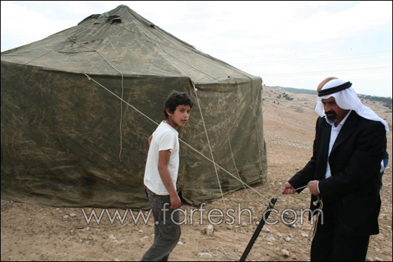 المجلس الإقليمي يبني خياما لسكان قرية طويل أبو جرول صورة رقم 15