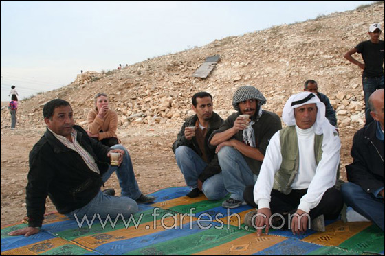 المجلس الإقليمي يبني خياما لسكان قرية طويل أبو جرول صورة رقم 16