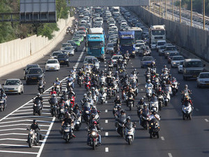 اختناقات مرورية شديدة في مركز البلاد بسبب الدراجات النارية!! صورة رقم 1 اختناقات مرورية شديدة في مركز البلاد بسبب الدراجات النارية!! صورة رقم 1