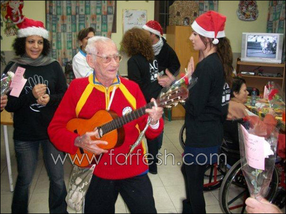 الناصرة: جامعيون ينشرون بهجة الاعياد على وجوه أطفال ومسنين في المستشفيات  صورة رقم 5