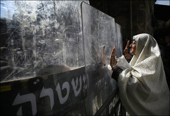 صور من المواجهات وحصار المصلين بالأقصى صورة رقم 2