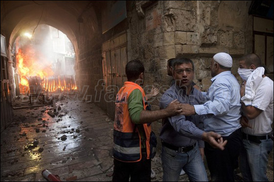 صور من المواجهات وحصار المصلين بالأقصى صورة رقم 1