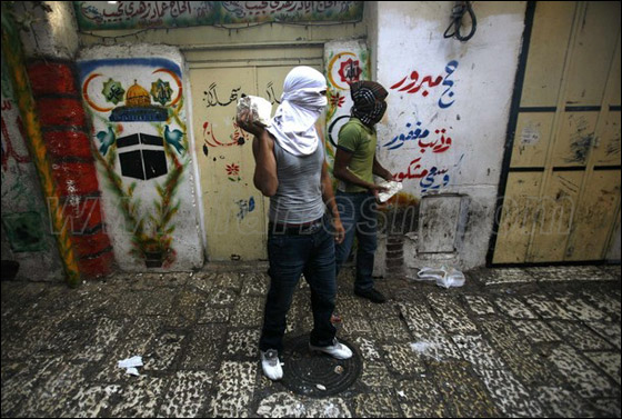 صور من المواجهات وحصار المصلين بالأقصى صورة رقم 3