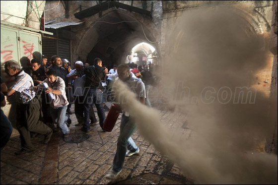 صور من المواجهات وحصار المصلين بالأقصى صورة رقم 4