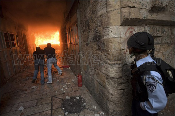 صور من المواجهات وحصار المصلين بالأقصى صورة رقم 5