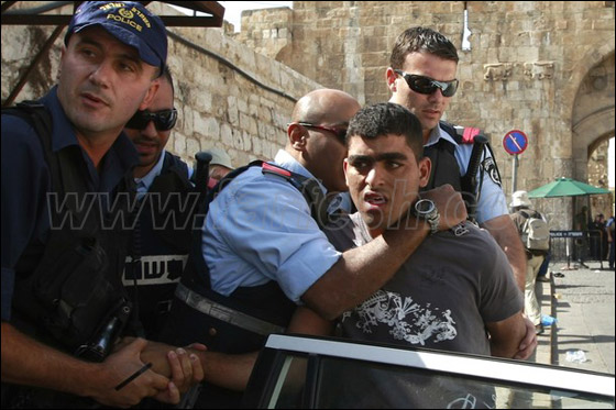 صور من المواجهات وحصار المصلين بالأقصى صورة رقم 11