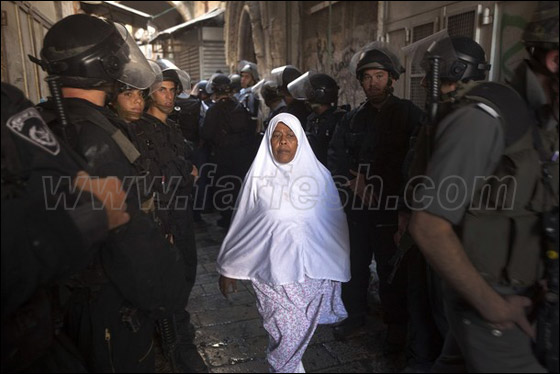 صور من المواجهات وحصار المصلين بالأقصى صورة رقم 12