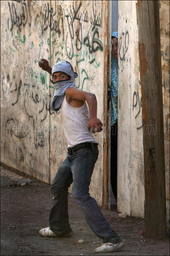 صور من المواجهات وحصار المصلين بالأقصى صورة رقم 14