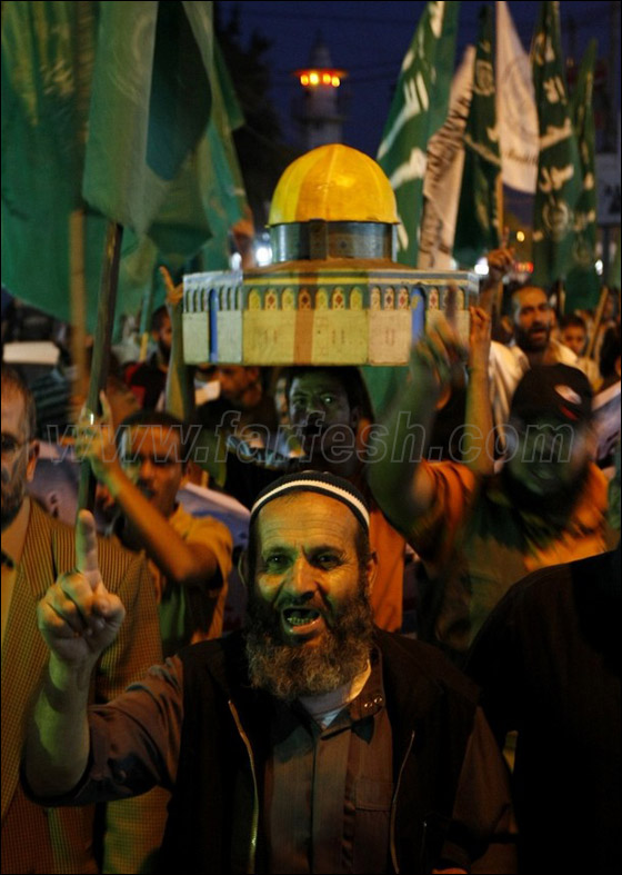 صور من المواجهات وحصار المصلين بالأقصى صورة رقم 16