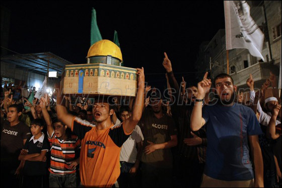 صور من المواجهات وحصار المصلين بالأقصى صورة رقم 17