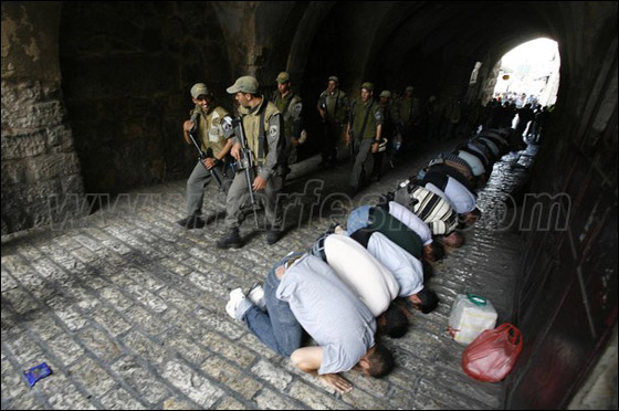 صور من المواجهات وحصار المصلين بالأقصى صورة رقم 22