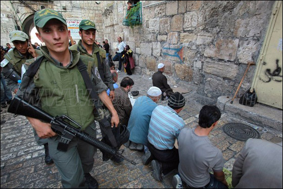 صور من المواجهات وحصار المصلين بالأقصى صورة رقم 24