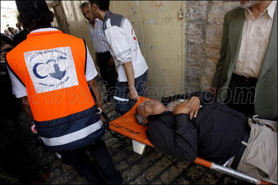 صور من المواجهات وحصار المصلين بالأقصى صورة رقم 30