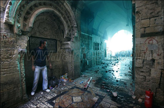 صور من المواجهات وحصار المصلين بالأقصى صورة رقم 33