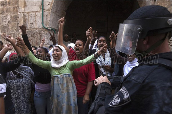 صور من المواجهات وحصار المصلين بالأقصى صورة رقم 34