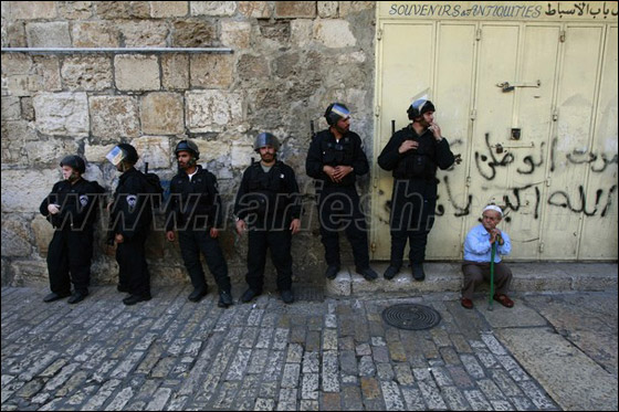 صور من المواجهات وحصار المصلين بالأقصى صورة رقم 38