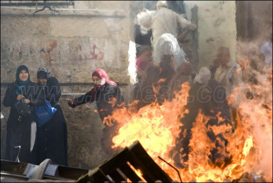 صور من المواجهات وحصار المصلين بالأقصى صورة رقم 41