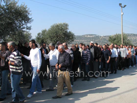 مأساة في دير حنا: تشييع جثمان الطفلة ميس حسين        صورة رقم 2