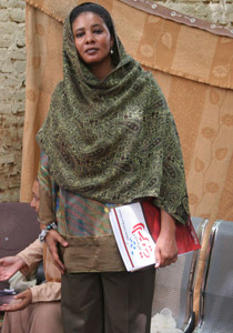 صحافية البنطلون تغادر السودان متخفية بنقاب أفغاني!! صورة رقم 1 صحافية البنطلون تغادر السودان متخفية بنقاب أفغاني!! صورة رقم 1