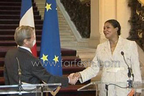 وزير يتفادى تقبيل صحافية خوفا من عقوبة وزير يتفادى تقبيل صحافية خوفا من عقوبة