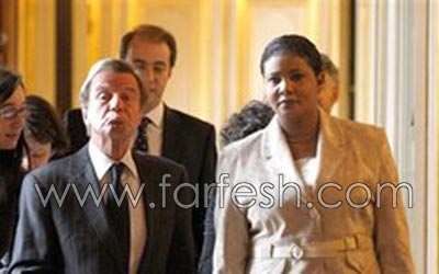 وزير يتفادى تقبيل صحافية خوفا من عقوبة وزير يتفادى تقبيل صحافية خوفا من عقوبة