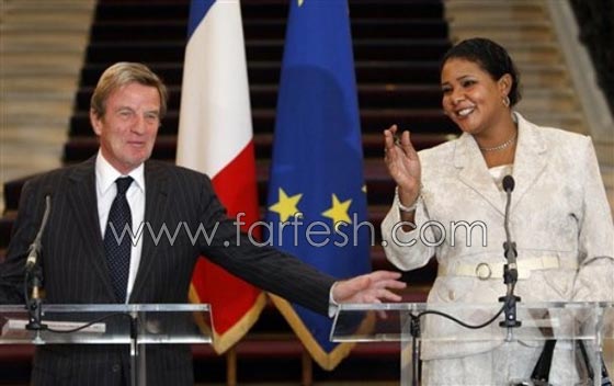 وزير يتفادى تقبيل صحافية خوفا من عقوبة وزير يتفادى تقبيل صحافية خوفا من عقوبة