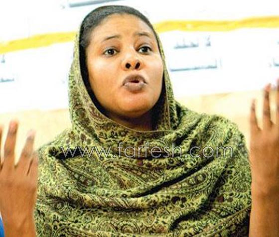 وزير يتفادى تقبيل صحافية خوفا من عقوبة وزير يتفادى تقبيل صحافية خوفا من عقوبة