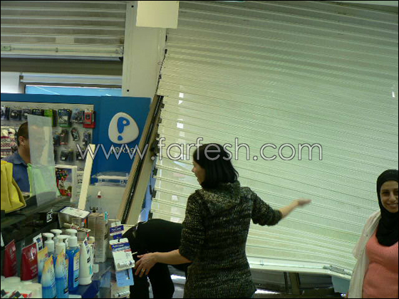 محاولة فاشلة لاقتحام سوبر فارم شفاعمرو بواسطة سيارة صورة رقم 10 محاولة فاشلة لاقتحام سوبر فارم شفاعمرو بواسطة سيارة صورة رقم 10