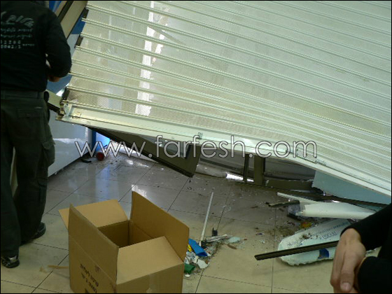 محاولة فاشلة لاقتحام سوبر فارم شفاعمرو بواسطة سيارة صورة رقم 3 محاولة فاشلة لاقتحام سوبر فارم شفاعمرو بواسطة سيارة صورة رقم 3