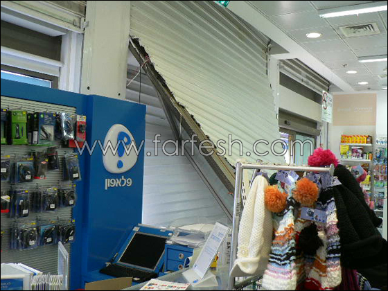 محاولة فاشلة لاقتحام سوبر فارم شفاعمرو بواسطة سيارة صورة رقم 11 محاولة فاشلة لاقتحام سوبر فارم شفاعمرو بواسطة سيارة صورة رقم 11