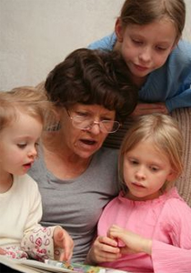 امرأة سورية تحتفل بعيد ميلادها الـ 113 مع أحفادها الـ 144 صورة رقم 1