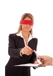 رجل يجبر صاحب العمارة على مشاهدة زوجته منزوعة صورة رقم 1