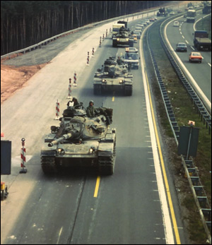 دبابات وجرافات اسرائيلية تتوغل مدينة دير البلح وسط غزة صورة رقم 1