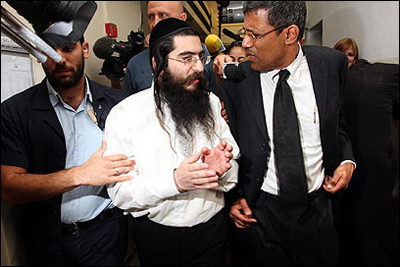 حاخام يعذب الاطفال ليطرد العفاريت! صورة رقم 5 حاخام يعذب الاطفال ليطرد العفاريت! صورة رقم 5