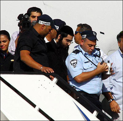 حاخام يعذب الاطفال ليطرد العفاريت! صورة رقم 4 حاخام يعذب الاطفال ليطرد العفاريت! صورة رقم 4