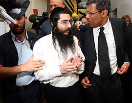 حاخام يعذب الاطفال ليطرد العفاريت! صورة رقم 1 حاخام يعذب الاطفال ليطرد العفاريت! صورة رقم 1