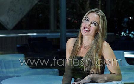 مومس تنشر كتاباً عن علاقاتها النوعية مع برلسكوني  صورة رقم 16