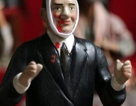 الآن في الأسواق: لعبة برلسكوني المدمى نتيجة الاعتداء صورة رقم 1 الآن في الأسواق: لعبة برلسكوني المدمى نتيجة الاعتداء صورة رقم 1