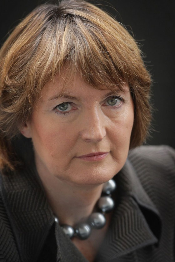 وزيرة بريطانية تدفع ضريبة الكلام بالهاتف النقال!!        صورة رقم 4