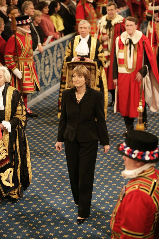 وزيرة بريطانية تدفع ضريبة الكلام بالهاتف النقال!!        صورة رقم 2